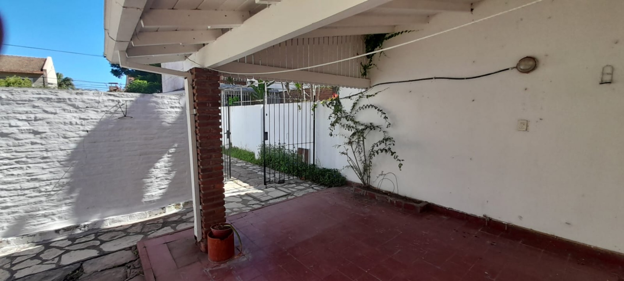 SOLIDO CHALET EN LA LUCILA