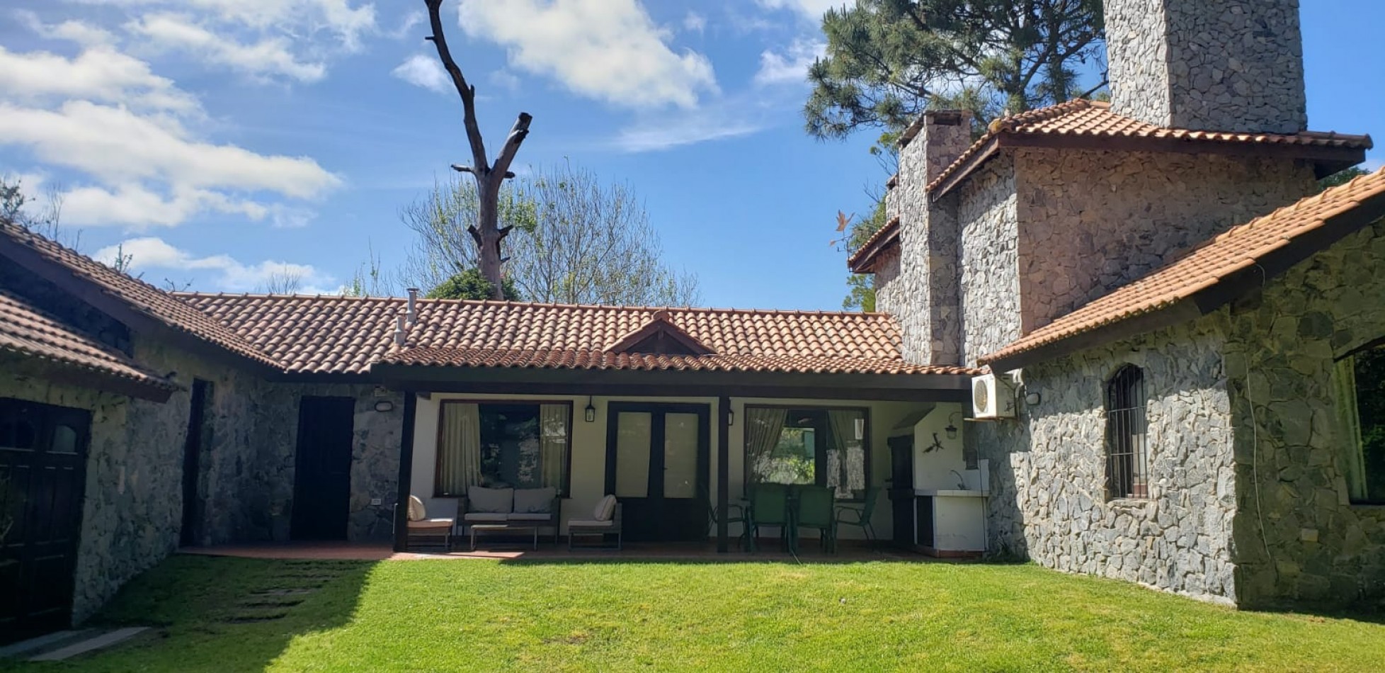 DUEÑO VENDE, CARILO,  Importante chalet,  AVEZTRUZ Y NOGAL