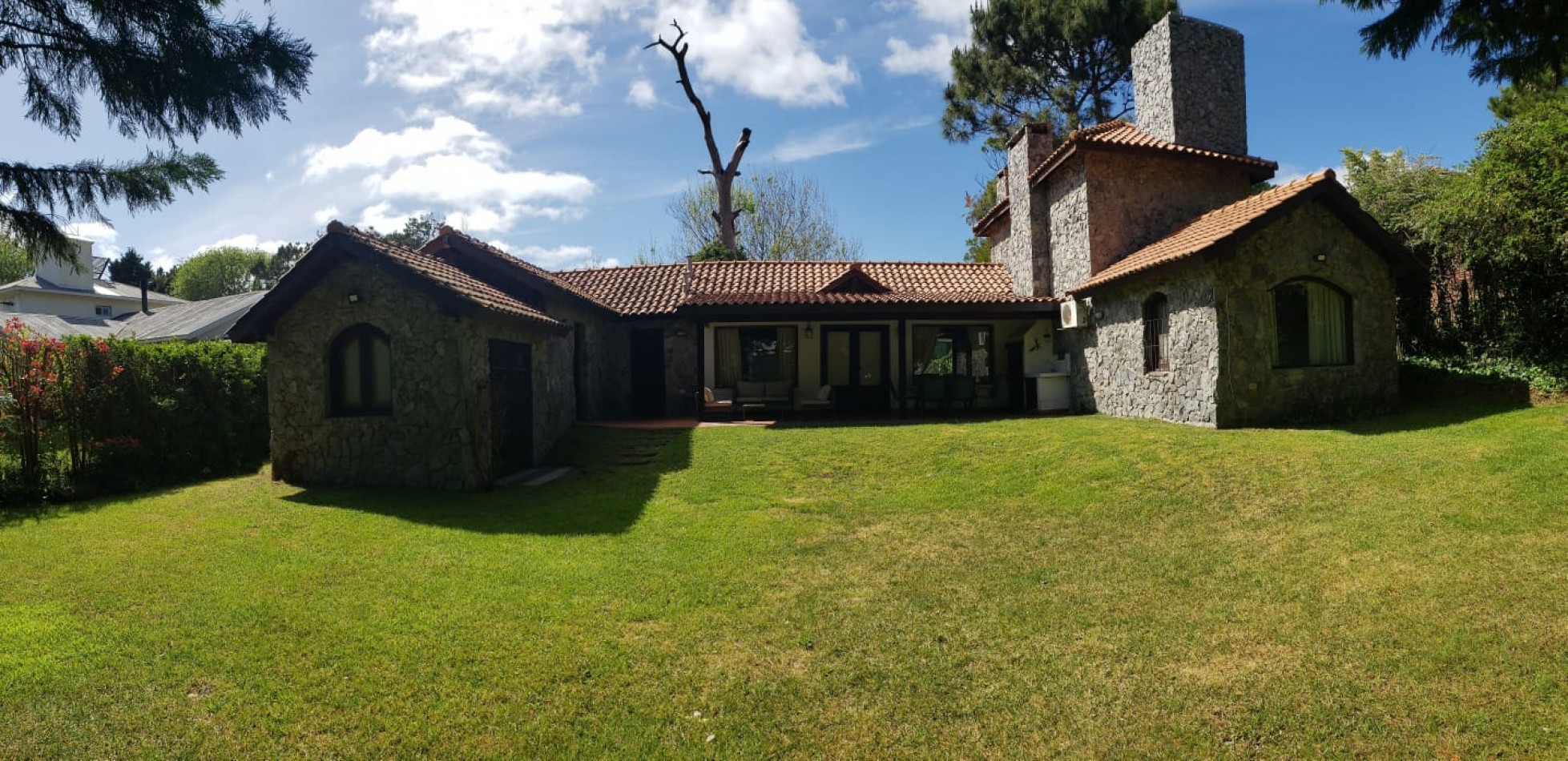 DUEÑO VENDE, CARILO,  Importante chalet,  AVEZTRUZ Y NOGAL