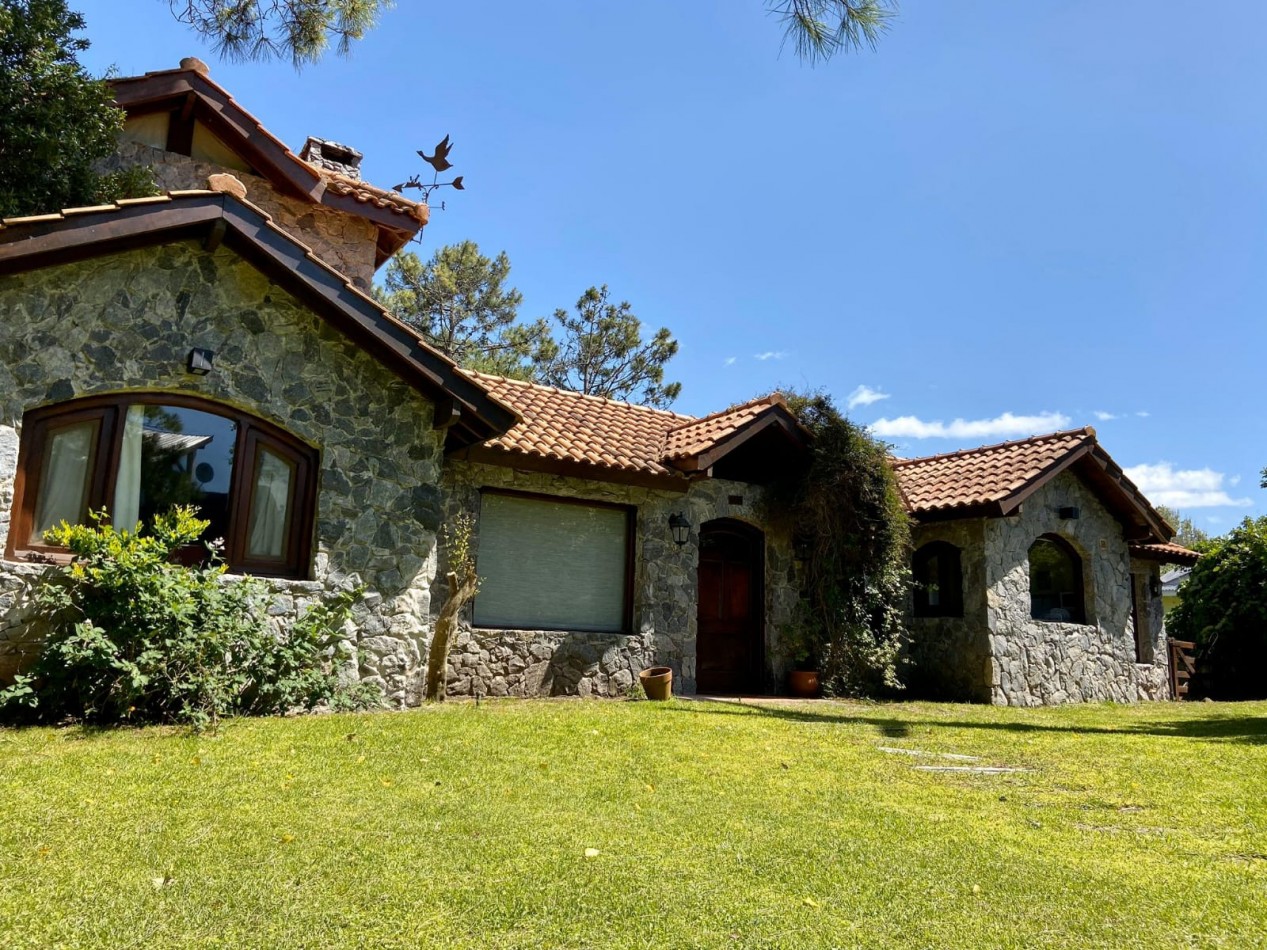 DUEÑO VENDE, CARILO,  Importante chalet,  AVEZTRUZ Y NOGAL