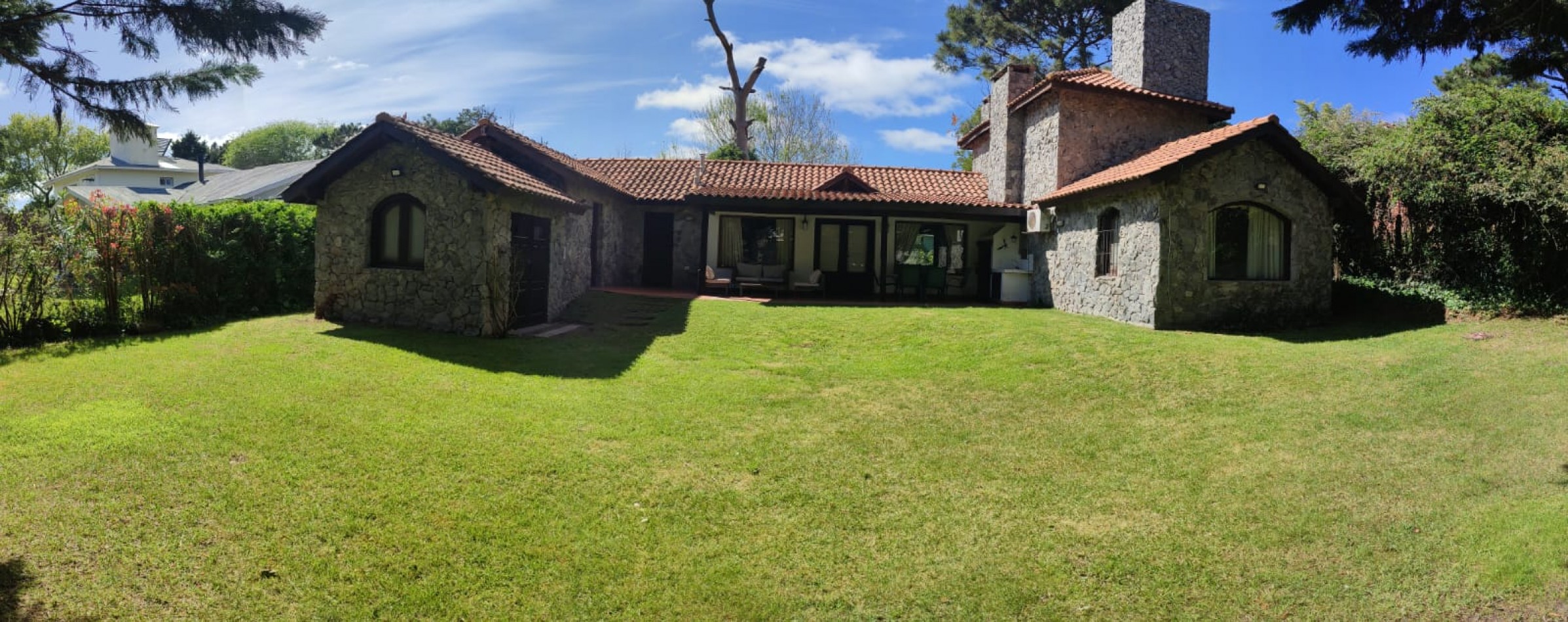 DUEÑO VENDE, CARILO,  Importante chalet,  AVEZTRUZ Y NOGAL