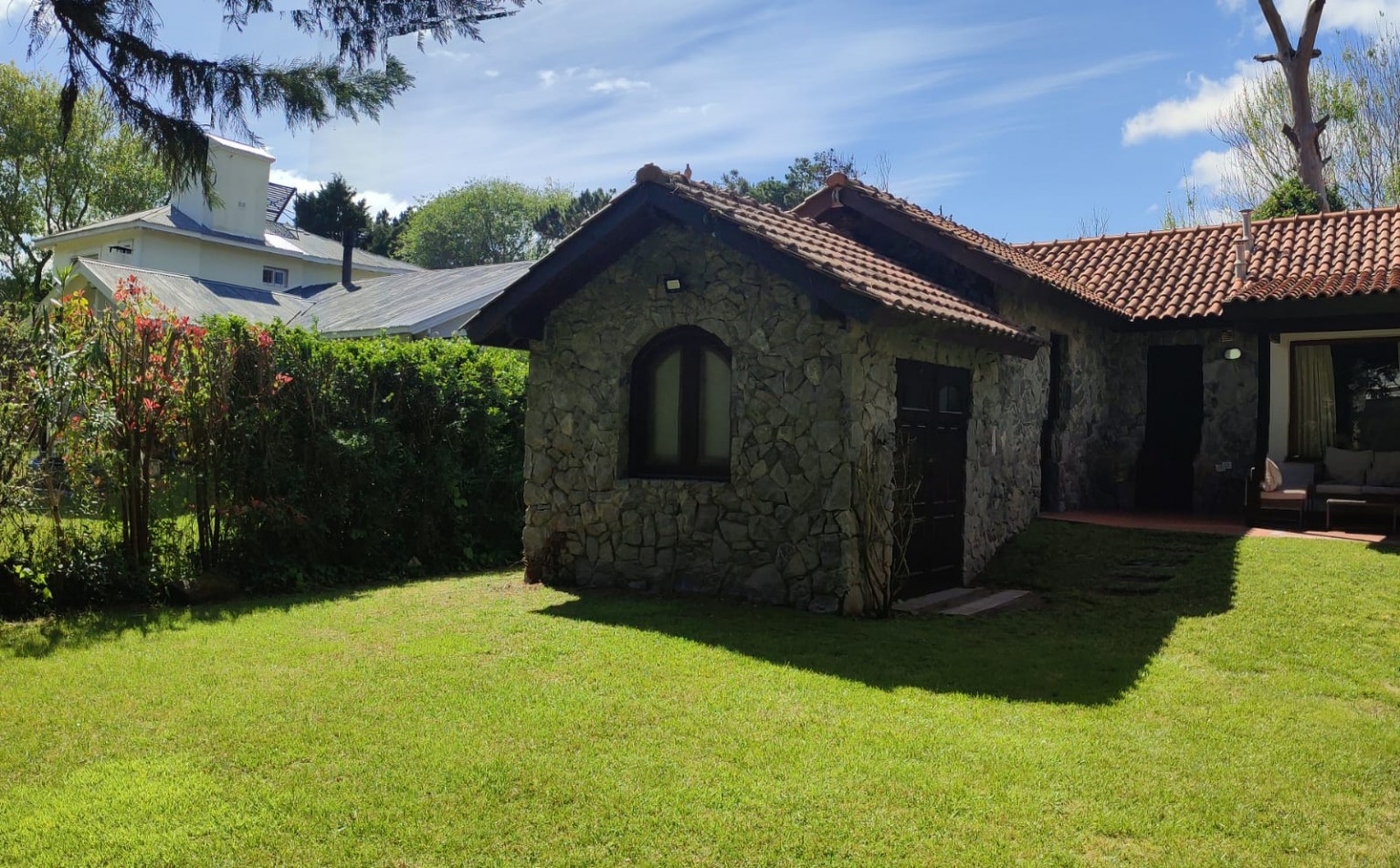 DUEÑO VENDE, CARILO,  Importante chalet,  AVEZTRUZ Y NOGAL