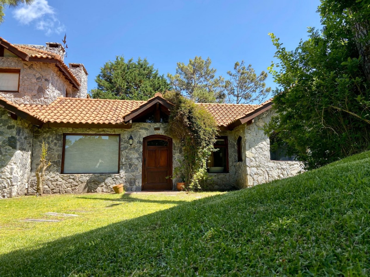 DUEÑO VENDE, CARILO,  Importante chalet,  AVEZTRUZ Y NOGAL