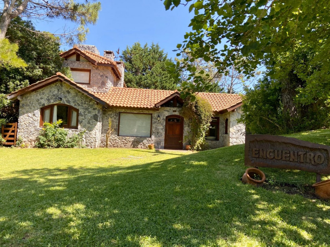 DUEÑO VENDE, CARILO,  Importante chalet,  AVEZTRUZ Y NOGAL