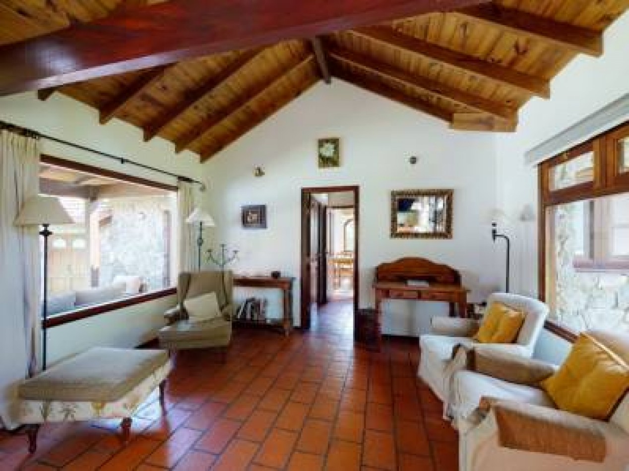 DUEÑO VENDE, CARILO,  Importante chalet,  AVEZTRUZ Y NOGAL