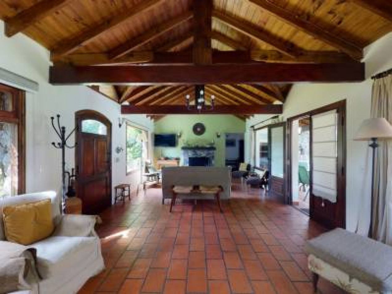 DUEÑO VENDE, CARILO,  Importante chalet,  AVEZTRUZ Y NOGAL