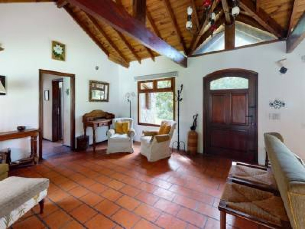 DUEÑO VENDE, CARILO,  Importante chalet,  AVEZTRUZ Y NOGAL