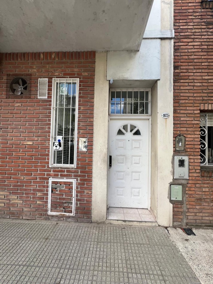 ALQUILER AMPLIO PH 2 AMBIENTES CON BALCON CAMARONES 1800 PATERNAL