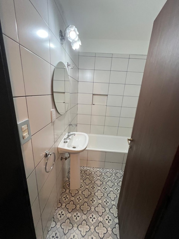 ALQUILER AMPLIO PH 2 AMBIENTES CON BALCON CAMARONES 1800 PATERNAL