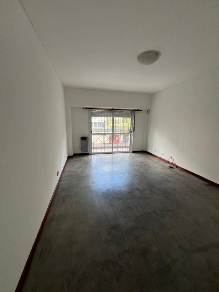 ALQUILER AMPLIO PH 2 AMBIENTES CON BALCON CAMARONES 1800 PATERNAL