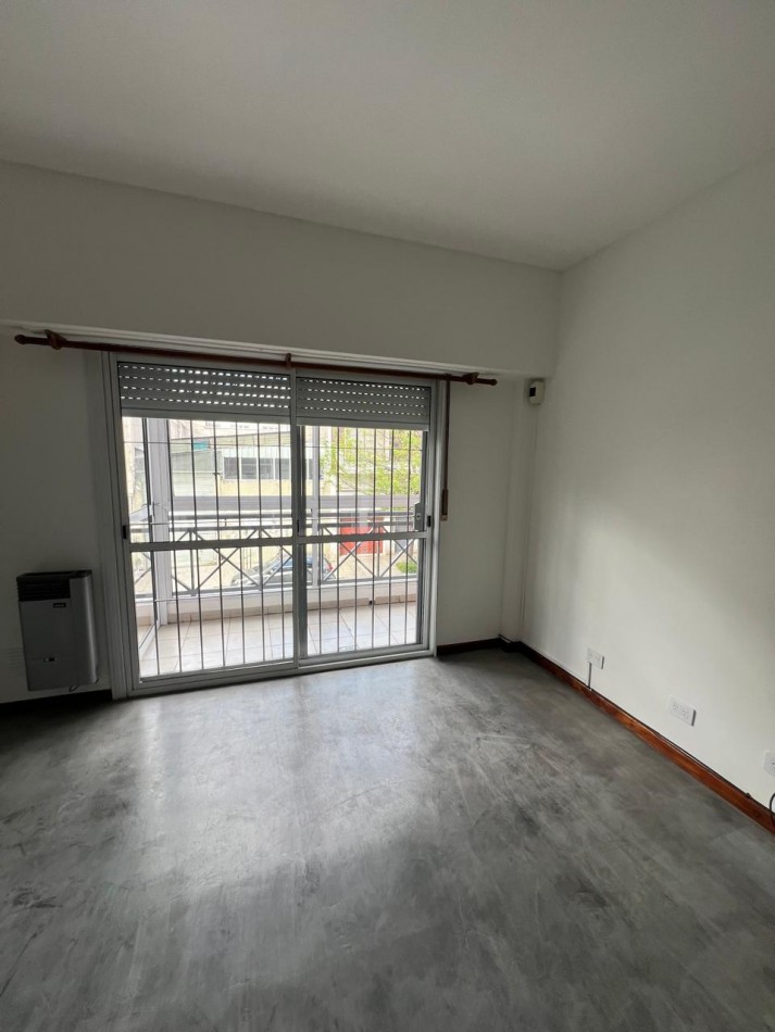 ALQUILER AMPLIO PH 2 AMBIENTES CON BALCON CAMARONES 1800 PATERNAL