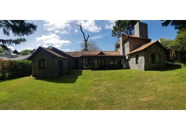 DUEÑO VENDE, CARILO,  Importante chalet,  AVEZTRUZ Y NOGAL